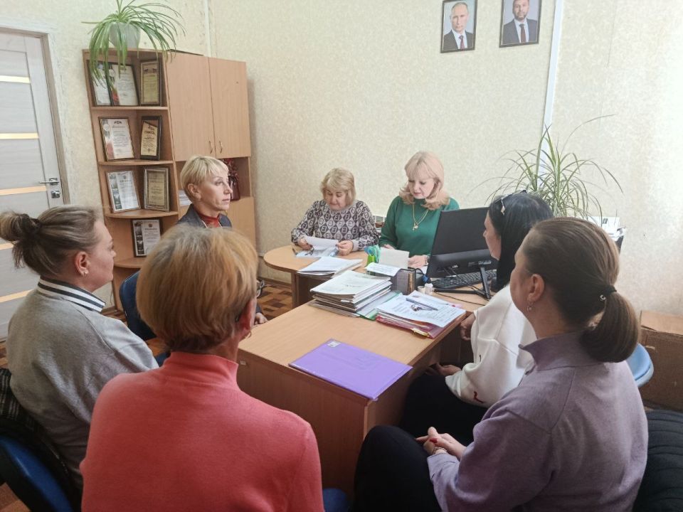 Сегодня управляющий делами администрации городского округа Дебальцево Рудакова Инна Алексеевна провела встречу с трудовым коллективом отдела образования Сегодня управляющий делами администрации городского округа Дебальцево Рудакова Инна Алексеевна провела встречу с трудовым коллективом отдела образования