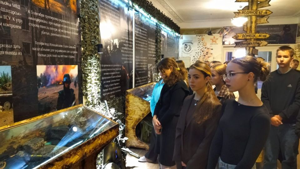 Школьники города Комсомольское посетили экскурсию «Боевой путь за свободу Донбасса» Школьники города Комсомольское посетили экскурсию «Боевой путь за свободу Донбасса»