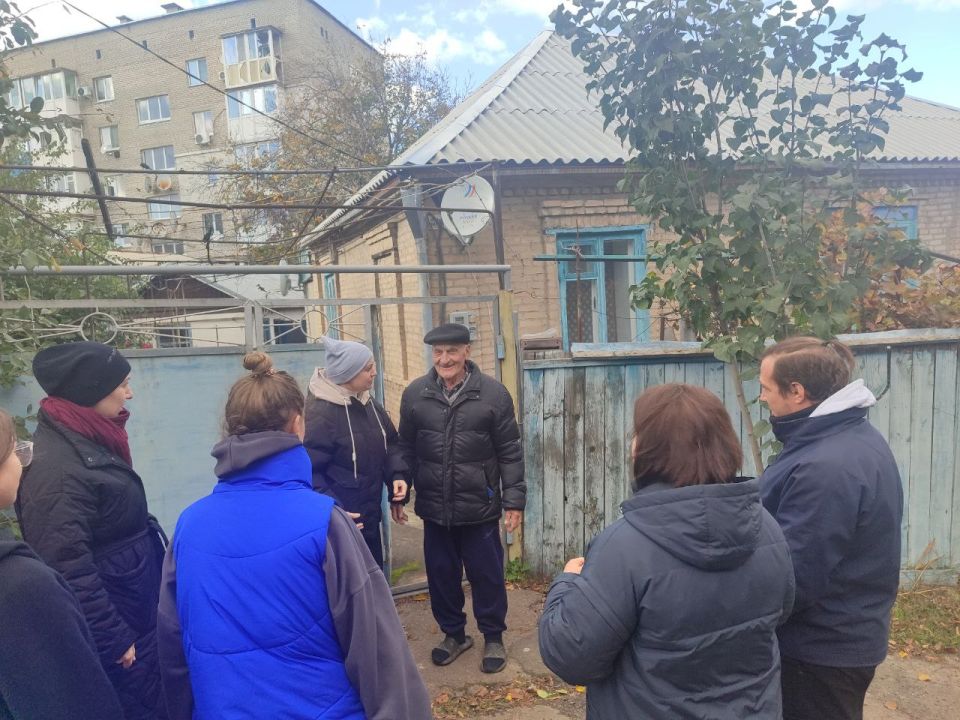 "Уважение и помощь". Специалисты отдела молодёжной политики администрации Волновахского муниципального округа, сотрудники Дома молодёжи и активисты "Народной Дружины" проявили заботу о пожилых людях "Уважение и помощь". Специалисты отдела молодёжной политики администрации Волновахского муниципального округа, сотрудники Дома молодёжи и активисты "Народной Дружины" проявили заботу о пожилых людях