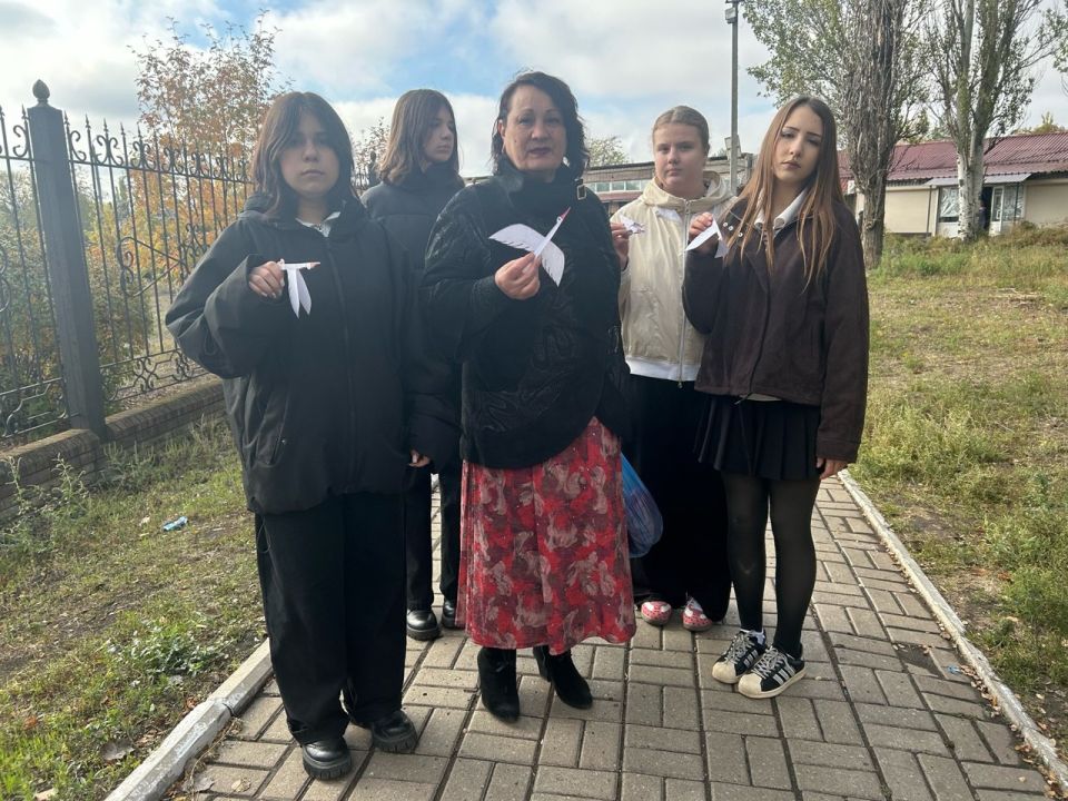 Школьники Ждановки чтут память погибших воинов Школьники Ждановки чтут память погибших воинов