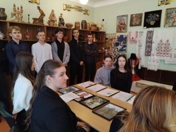 Ребятам Ждановки провели экскурсию в школьном музее Ребятам Ждановки провели экскурсию в школьном музее