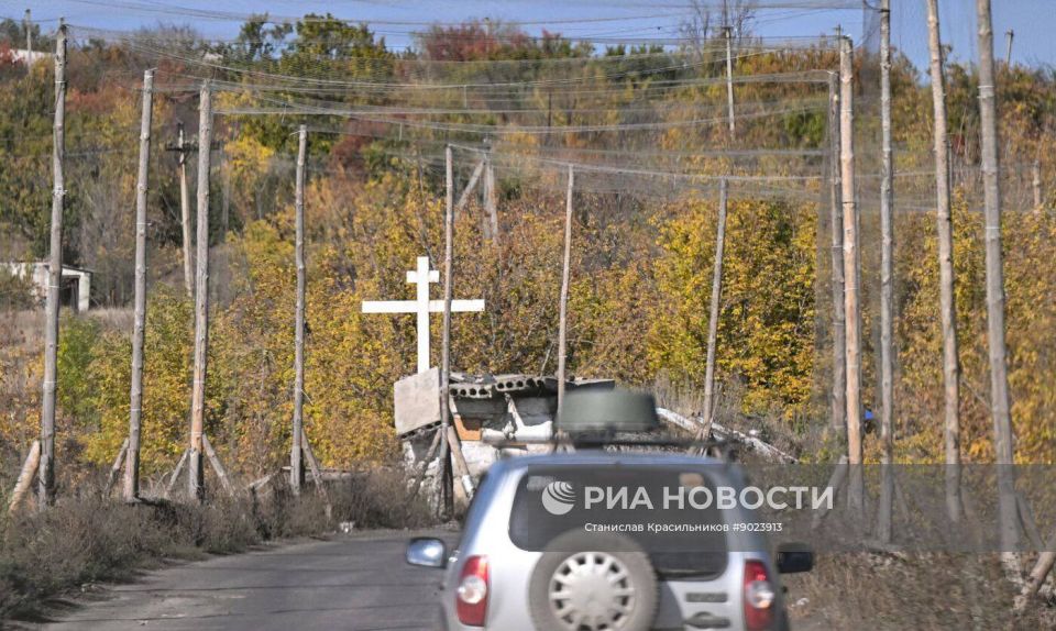 Процесс возведения антидроновых логистических коридоров российскими и украинскими военными на Покровском и Константиновском направлениях соответсвенно Процесс возведения антидроновых логистических коридоров российскими и украинскими военными на Покровском и Константиновском направлениях соответсвенно