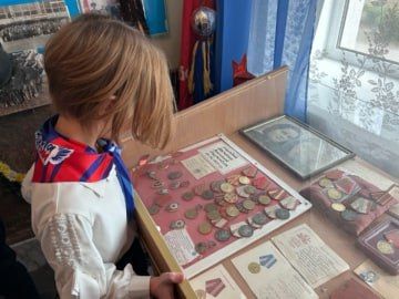 Ребятам Ждановки провели экскурсию в школьном музее Ребятам Ждановки провели экскурсию в школьном музее