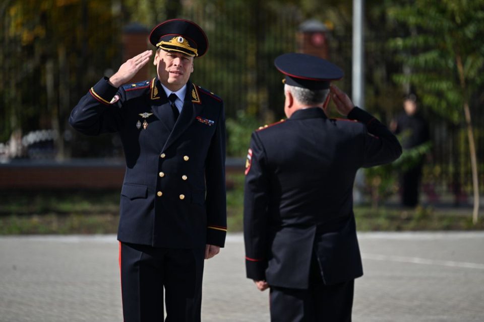 Глава ДНР Денис Пушилин вручил первые офицерские погоны 65 курсантам Донецкого филиала Волгоградской академии МВД России Глава ДНР Денис Пушилин вручил первые офицерские погоны 65 курсантам Донецкого филиала Волгоградской академии МВД России