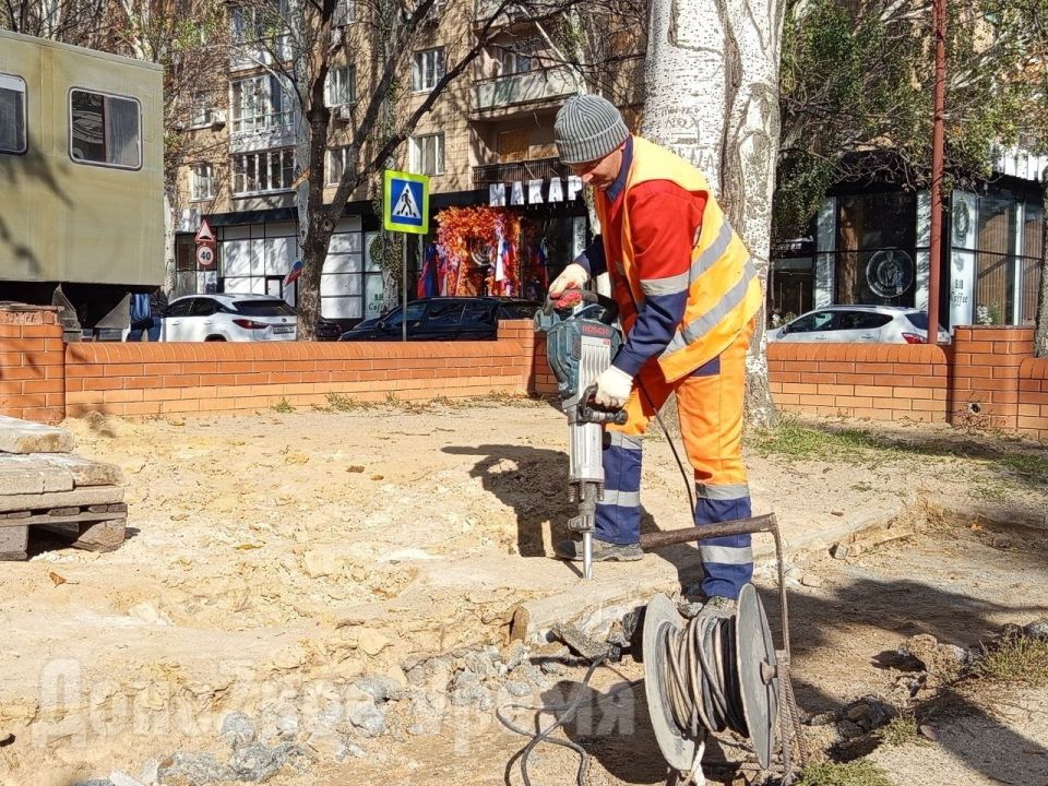Справятся за месяц: на бульваре Пушкина в Донецке идет реконструкция детской площадки Справятся за месяц: на бульваре Пушкина в Донецке идет реконструкция детской площадки