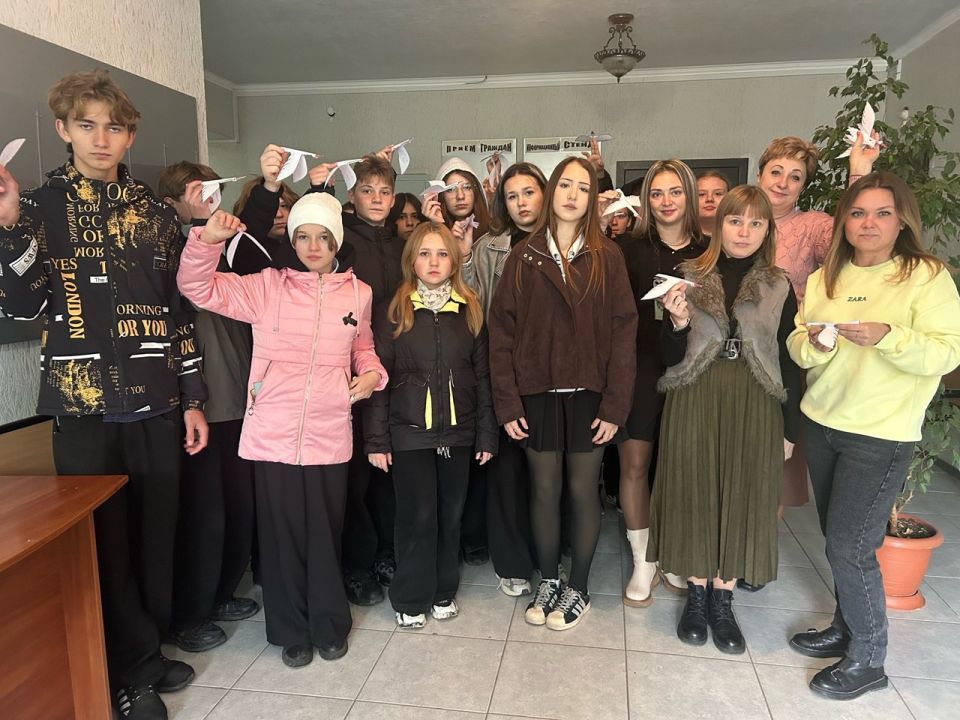 Школьники Ждановки чтут память погибших воинов Школьники Ждановки чтут память погибших воинов