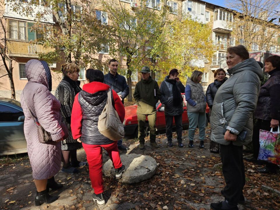 Сегодня, в диалоге с жителями улицы Федько приняли участие заместитель руководителя Управы Пролетарского внутригородского района Администрации городского округа Донецк Александр Барабаш и депутат Народного Совета ДНР... Сегодня, в диалоге с жителями улицы Федько приняли участие заместитель руководителя Управы Пролетарского внутригородского района Администрации городского округа Донецк Александр Барабаш и депутат Народного Совета ДНР...