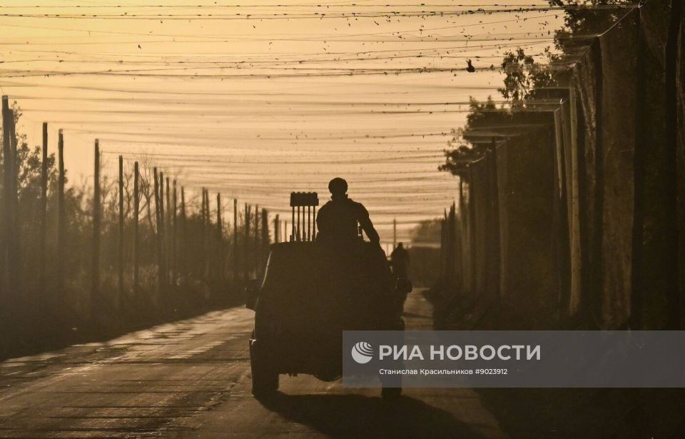 Процесс возведения антидроновых логистических коридоров российскими и украинскими военными на Покровском и Константиновском направлениях соответсвенно Процесс возведения антидроновых логистических коридоров российскими и украинскими военными на Покровском и Константиновском направлениях соответсвенно