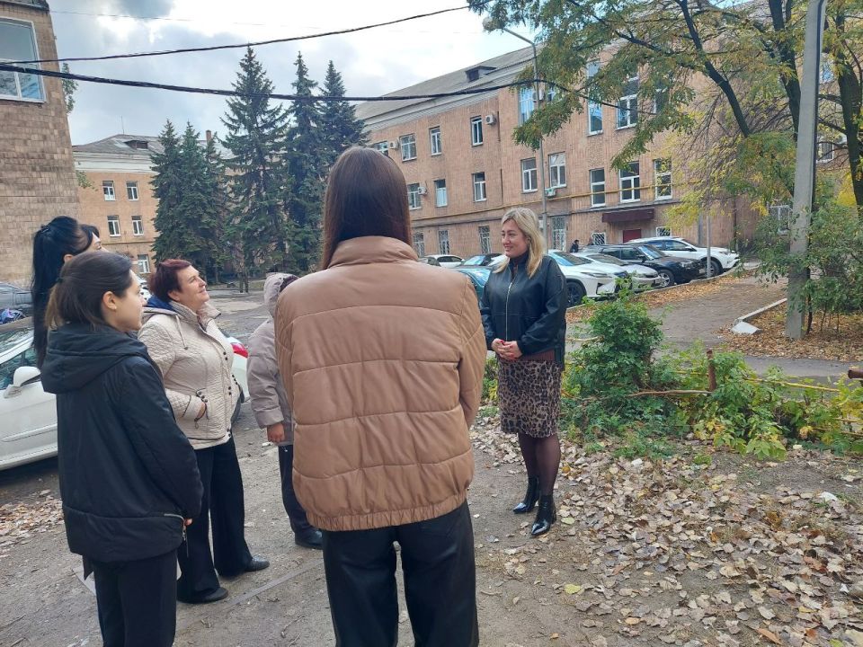 15 октября руководитель Управы Центрально-Городского внутригородского района Владимир Меша провел встречу с населением по адресу: г. о. Макеевка, г. Макеевка, мкр. Солнечный, 20.В ходе встречи обсудили волнующий всех вопрос... 15 октября руководитель Управы Центрально-Городского внутригородского района Владимир Меша провел встречу с населением по адресу: г. о. Макеевка, г. Макеевка, мкр. Солнечный, 20.В ходе встречи обсудили волнующий всех вопрос...