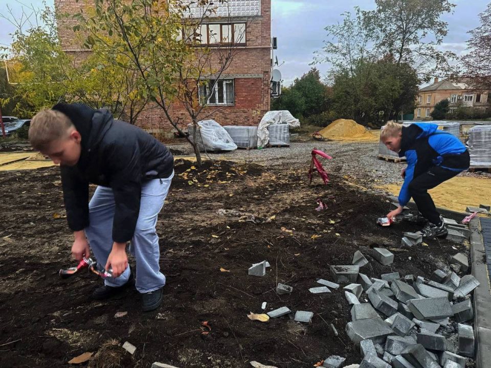 Преображаем город вместе!. В рамках партийного проекта «Городская среда» активисты местного отделения «Молодой Гвардии» провели субботник Преображаем город вместе!. В рамках партийного проекта «Городская среда» активисты местного отделения «Молодой Гвардии» провели субботник
