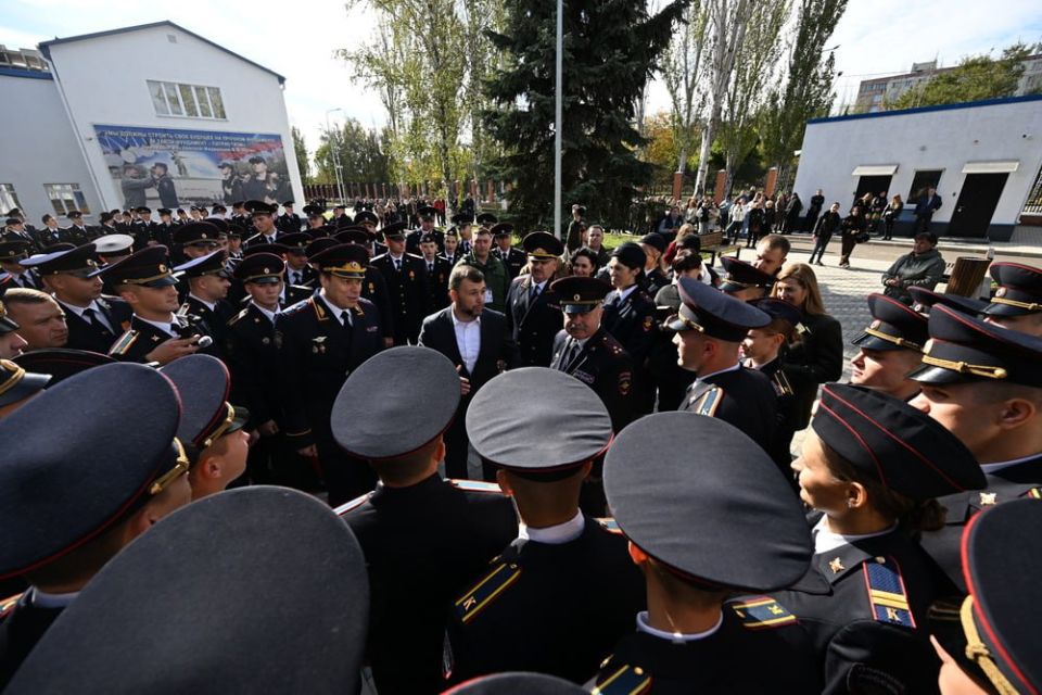 Глава ДНР Денис Пушилин вручил первые офицерские погоны 65 курсантам Донецкого филиала Волгоградской академии МВД России Глава ДНР Денис Пушилин вручил первые офицерские погоны 65 курсантам Донецкого филиала Волгоградской академии МВД России