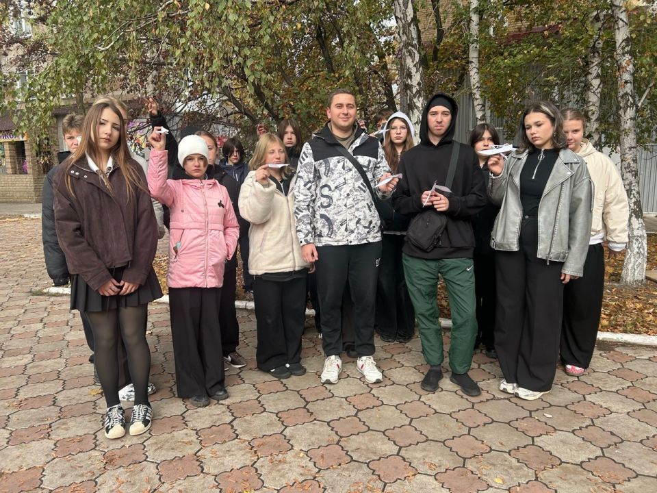 Школьники Ждановки чтут память погибших воинов Школьники Ждановки чтут память погибших воинов