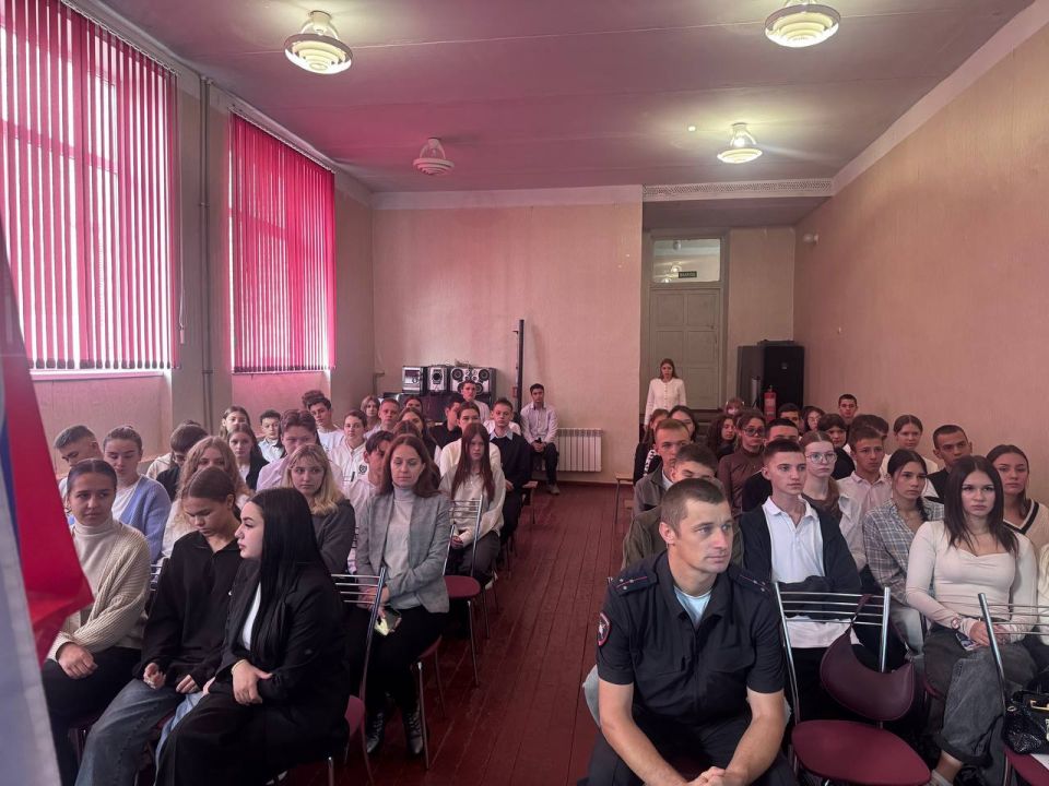 В Торезе полицейские провели профориентационную работу со школьниками В Торезе полицейские провели профориентационную работу со школьниками