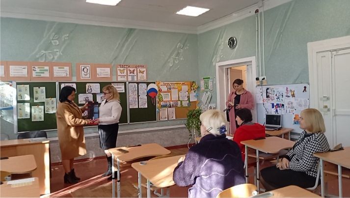 Заместитель главы администрации Волновахского муниципального округа и координатор Женского движения «Единой России» Елена Снисаренко совместно с начальником управления образования Надеждой Заиченко провели встречу с... Заместитель главы администрации Волновахского муниципального округа и координатор Женского движения «Единой России» Елена Снисаренко совместно с начальником управления образования Надеждой Заиченко провели встречу с...