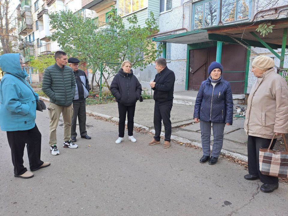 16.10.2025 заместитель главы муниципального образования городского округа Дебальцево Тур Виталий Викторович провел встречу с населением города Светлодарск, на которой обсудили наиболее волнующие вопросы жителей: 16.10.2025 заместитель главы муниципального образования городского округа Дебальцево Тур Виталий Викторович провел встречу с населением города Светлодарск, на которой обсудили наиболее волнующие вопросы жителей:
