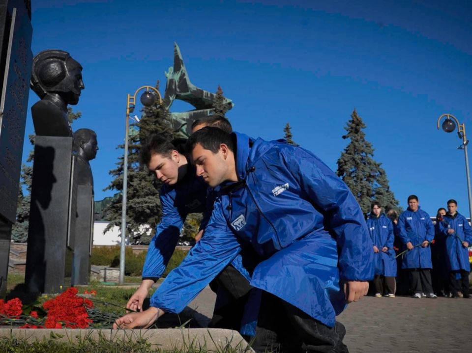 В ДНР волонтёры возложили цветы к мемориалу Арсена Павлова, комбата батальона «Спарта» В ДНР волонтёры возложили цветы к мемориалу Арсена Павлова, комбата батальона «Спарта»