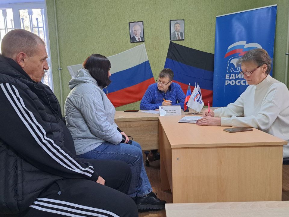 Сергей Желновач: 16 октября 2025 года, заместитель главы администрации городского округа Дебальцево Тур Виталий Викторович, провёл личный прием граждан в местной общественной приёмной Светлодарского местного отделения Партии... Сергей Желновач: 16 октября 2025 года, заместитель главы администрации городского округа Дебальцево Тур Виталий Викторович, провёл личный прием граждан в местной общественной приёмной Светлодарского местного отделения Партии...