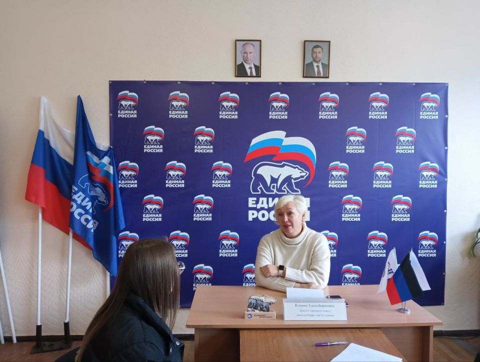 Депутат Дебальцевского городского совета Донецкой Народной Республики Елена Кошман провела личный приём граждан в общественной приёмной Всероссийской политической партии «Единая Россия» в г.Дебальцево Депутат Дебальцевского городского совета Донецкой Народной Республики Елена Кошман провела личный приём граждан в общественной приёмной Всероссийской политической партии «Единая Россия» в г.Дебальцево