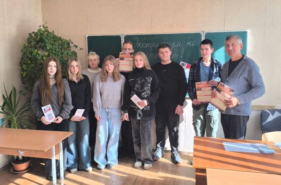 Наталья Бегуненко: Сотрудники сектора по делам молодёжи, культуры и спорта Управы Петровского внутригородского района Администрации г. о. Донецк провели беседу с учащимися ГБОУ «Гимназия № 107 г.о. Донецк» по теме «Мы вместе... Наталья Бегуненко: Сотрудники сектора по делам молодёжи, культуры и спорта Управы Петровского внутригородского района Администрации г. о. Донецк провели беседу с учащимися ГБОУ «Гимназия № 107 г.о. Донецк» по теме «Мы вместе...