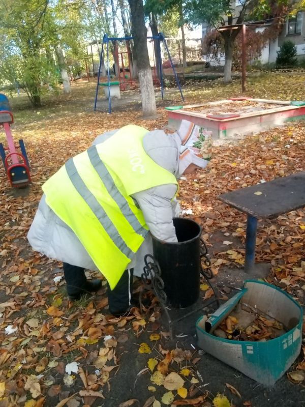 С заботой об округе.. На 15.10.2025 г. сотрудниками МУП "ЭКОС" выполнены следующие виды работ: Сбор опавшей листвы и дорожный смет по ул. Школьная Удаление самосеянных деревьев, погрузка веток и мусора на территории... С заботой об округе.. На 15.10.2025 г. сотрудниками МУП "ЭКОС" выполнены следующие виды работ: Сбор опавшей листвы и дорожный смет по ул. Школьная Удаление самосеянных деревьев, погрузка веток и мусора на территории...