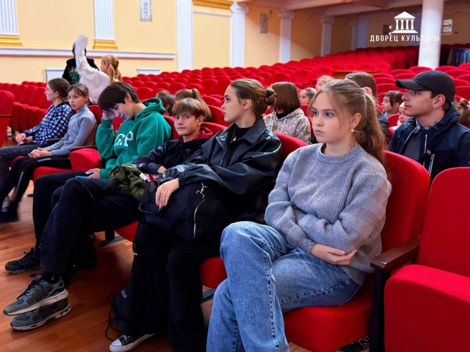 16 октября в Харцызском городском Дворце культуры прошёл инструктаж о последствиях ложных сообщений и готовящихся террористических актов 16 октября в Харцызском городском Дворце культуры прошёл инструктаж о последствиях ложных сообщений и готовящихся террористических актов