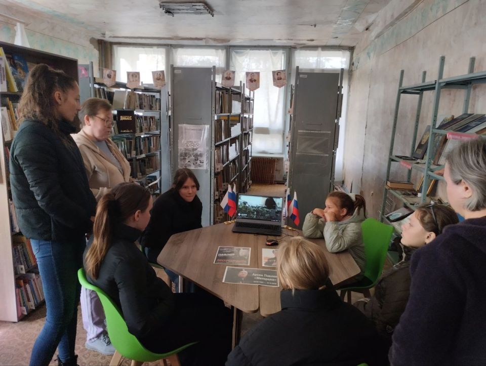 В День памяти Арсена Павлова библиотеки по всему Волновахскому МО провели для своих читателей мероприятия, посвященные легендарному комбату, Герою Донецкой Народной Республики В День памяти Арсена Павлова библиотеки по всему Волновахскому МО провели для своих читателей мероприятия, посвященные легендарному комбату, Герою Донецкой Народной Республики