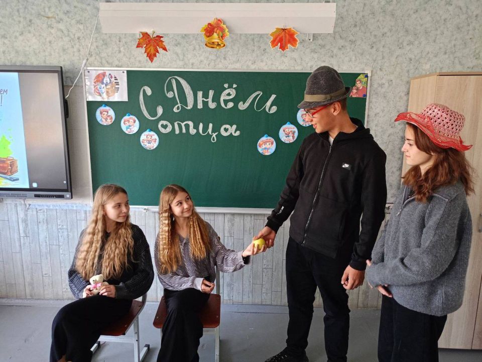 Олег Трофимов: Школьные театры Донбасса дарят творческий подарок ко Дню отца Олег Трофимов: Школьные театры Донбасса дарят творческий подарок ко Дню отца