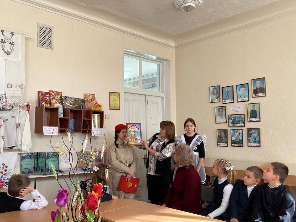 Ребятам Ждановки провели экскурсию в школьном музее Ребятам Ждановки провели экскурсию в школьном музее