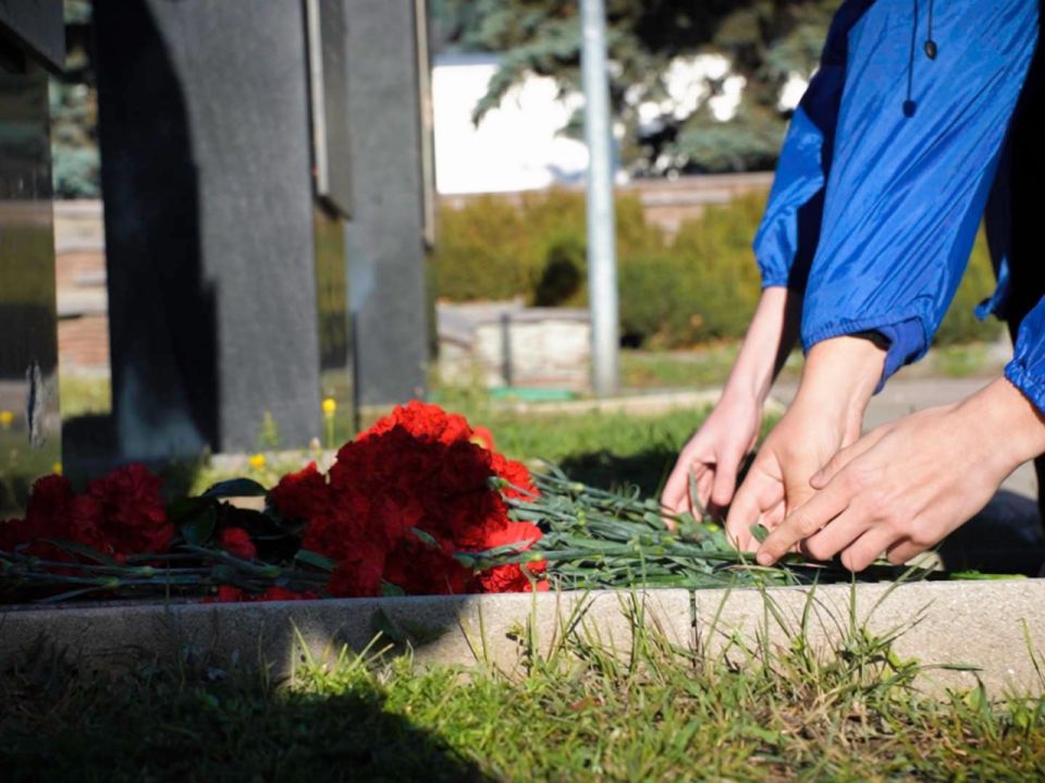 В ДНР волонтёры возложили цветы к мемориалу Арсена Павлова, комбата батальона «Спарта» В ДНР волонтёры возложили цветы к мемориалу Арсена Павлова, комбата батальона «Спарта»