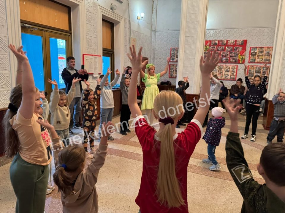 15 октября в Доме культуры «Меридиан» прошла увлекательная квест-игра для детей «В гостях у Витаминки», посвящённая здоровому образу жизни 15 октября в Доме культуры «Меридиан» прошла увлекательная квест-игра для детей «В гостях у Витаминки», посвящённая здоровому образу жизни