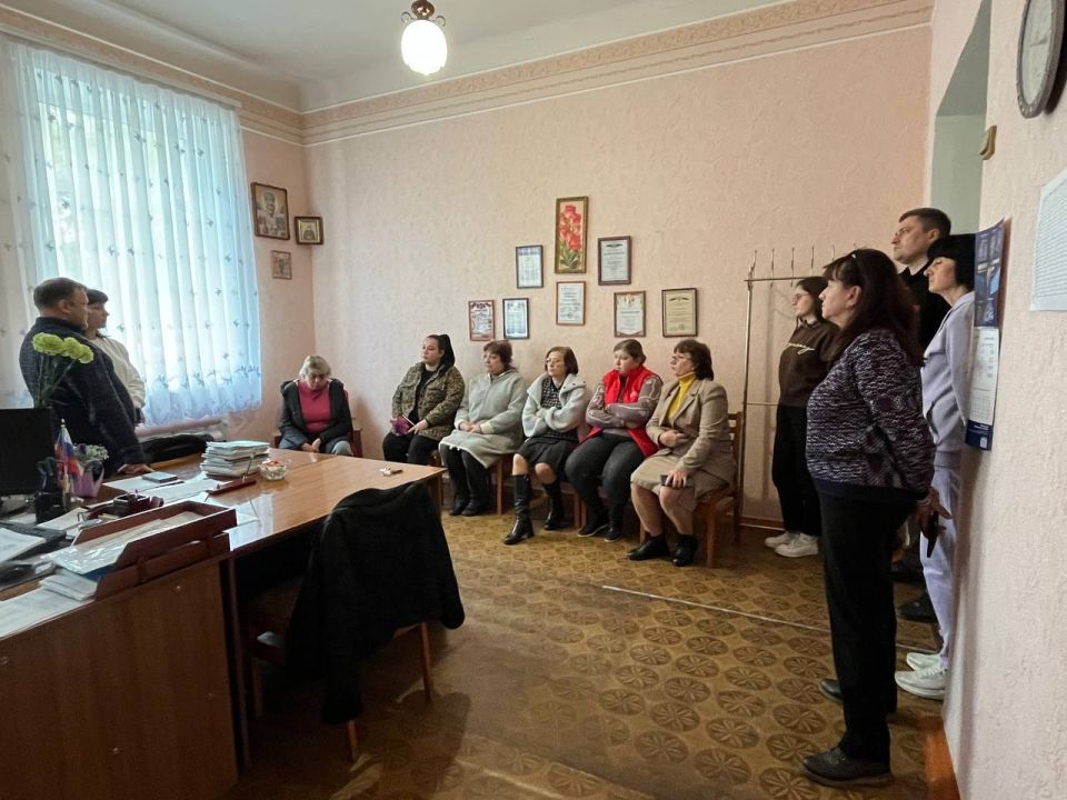 Заместитель главы Администрации городского округа Харцызск Юлия Михайленко совместно с начальником Управления образования Николаем Осиповым провели встречу с трудовым коллективом ГБОУ "СШ № 1 г.о. Харцызск" Заместитель главы Администрации городского округа Харцызск Юлия Михайленко совместно с начальником Управления образования Николаем Осиповым провели встречу с трудовым коллективом ГБОУ "СШ № 1 г.о. Харцызск"