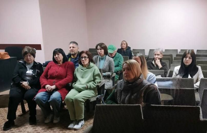 Михаил Меренков: Сегодня совместно с депутатом Народного Совета Юрием Леоновым встретился с трудовым коллективом МБОУ дополнительного образования детей «Центр детского и юношеского творчества Буденновского района города... Михаил Меренков: Сегодня совместно с депутатом Народного Совета Юрием Леоновым встретился с трудовым коллективом МБОУ дополнительного образования детей «Центр детского и юношеского творчества Буденновского района города...