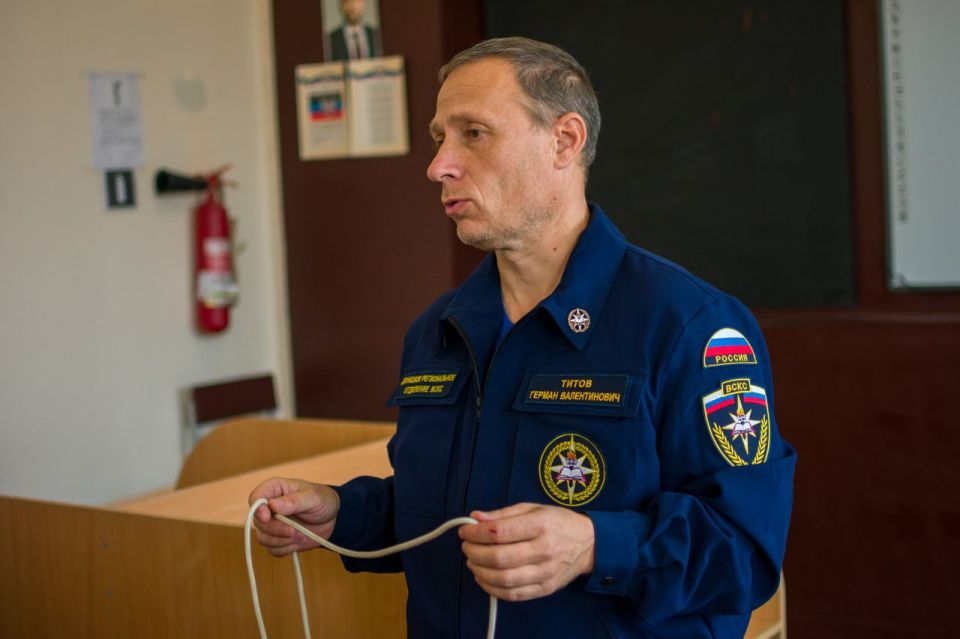 Мастер-класс по вязанию узлов для школьного спасательного отряда «Будущие спасатели России» Мастер-класс по вязанию узлов для школьного спасательного отряда «Будущие спасатели России»