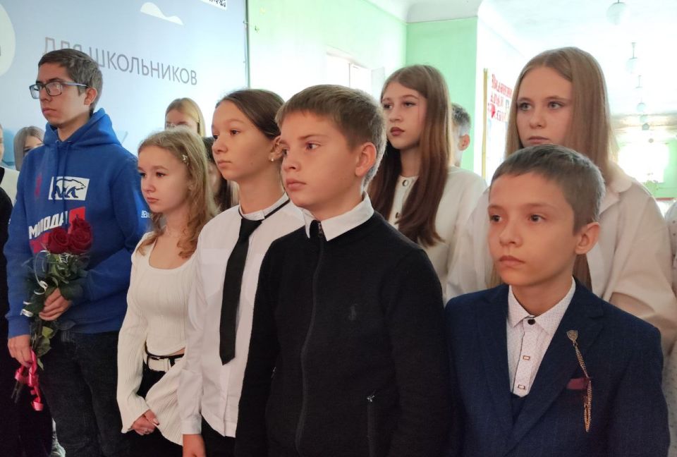 16 октября в ГБОУ "Школа №6 г.о. Торез" прошло торжественное открытие "Парты Героя", посвященной памяти выпускника Виталия Владимировича Онищенко, погибшего при исполнении воинского долга в ходе специальной военной операции 16 октября в ГБОУ "Школа №6 г.о. Торез" прошло торжественное открытие "Парты Героя", посвященной памяти выпускника Виталия Владимировича Онищенко, погибшего при исполнении воинского долга в ходе специальной военной операции