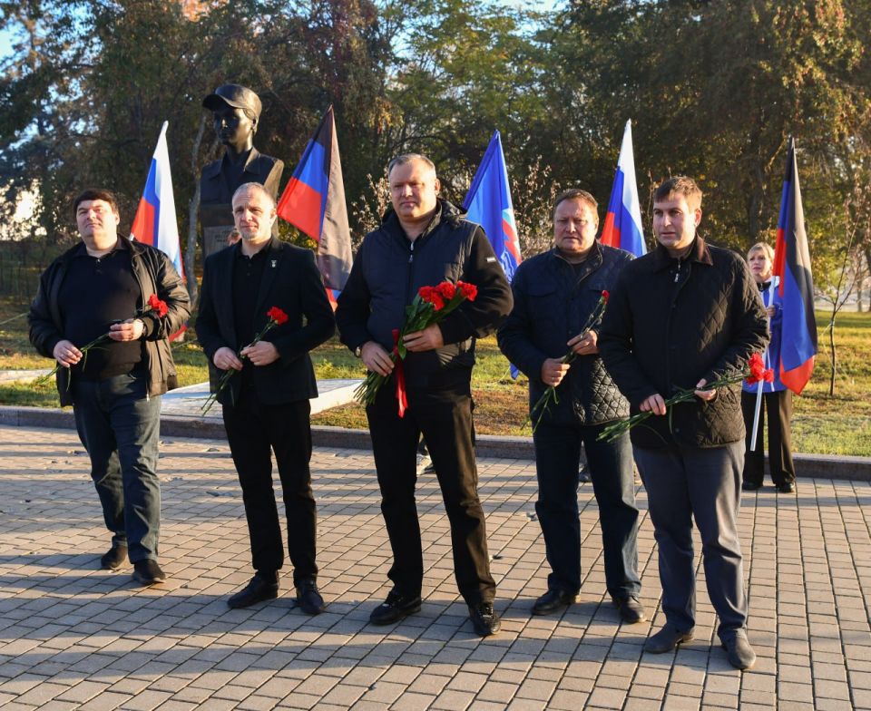 02.02.1983-16.10.2016. Арсен «Моторола» Павлов – настоящий воин, защитник своей земли, человек, который не предал свои идеалы 02.02.1983-16.10.2016. Арсен «Моторола» Павлов – настоящий воин, защитник своей земли, человек, который не предал свои идеалы