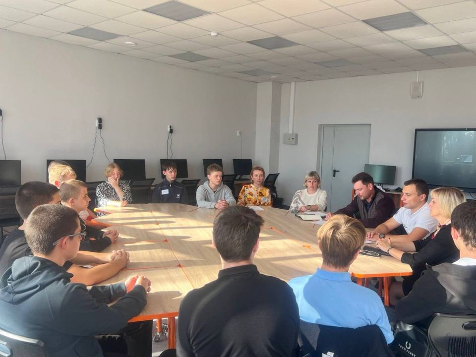 В Мариупольском строительном профильном колледже (МСПК) прошла встреча будущих студентов-целевиков с представителями ФАУ «РосКапСтрой» В Мариупольском строительном профильном колледже (МСПК) прошла встреча будущих студентов-целевиков с представителями ФАУ «РосКапСтрой»