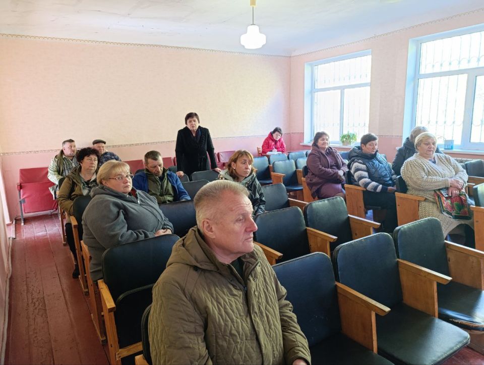 Первый заместитель главы администрации Амвросиевского муниципального округа Борис Бутко провел встречу с жителями с. Лисичье, в ходе которой обсуждались насущные вопросы и приняты соответствующие решения Первый заместитель главы администрации Амвросиевского муниципального округа Борис Бутко провел встречу с жителями с. Лисичье, в ходе которой обсуждались насущные вопросы и приняты соответствующие решения