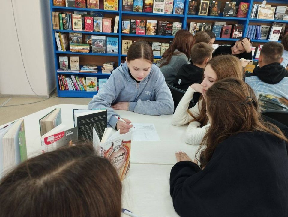 15 октября в читальном зале центральной городской модельной библиотеке состоялся час профилактики «Минздрав предупреждает: вредные привычки ведут к преступлениям» для подростков СШ №1 городского округа Харцызск 15 октября в читальном зале центральной городской модельной библиотеке состоялся час профилактики «Минздрав предупреждает: вредные привычки ведут к преступлениям» для подростков СШ №1 городского округа Харцызск