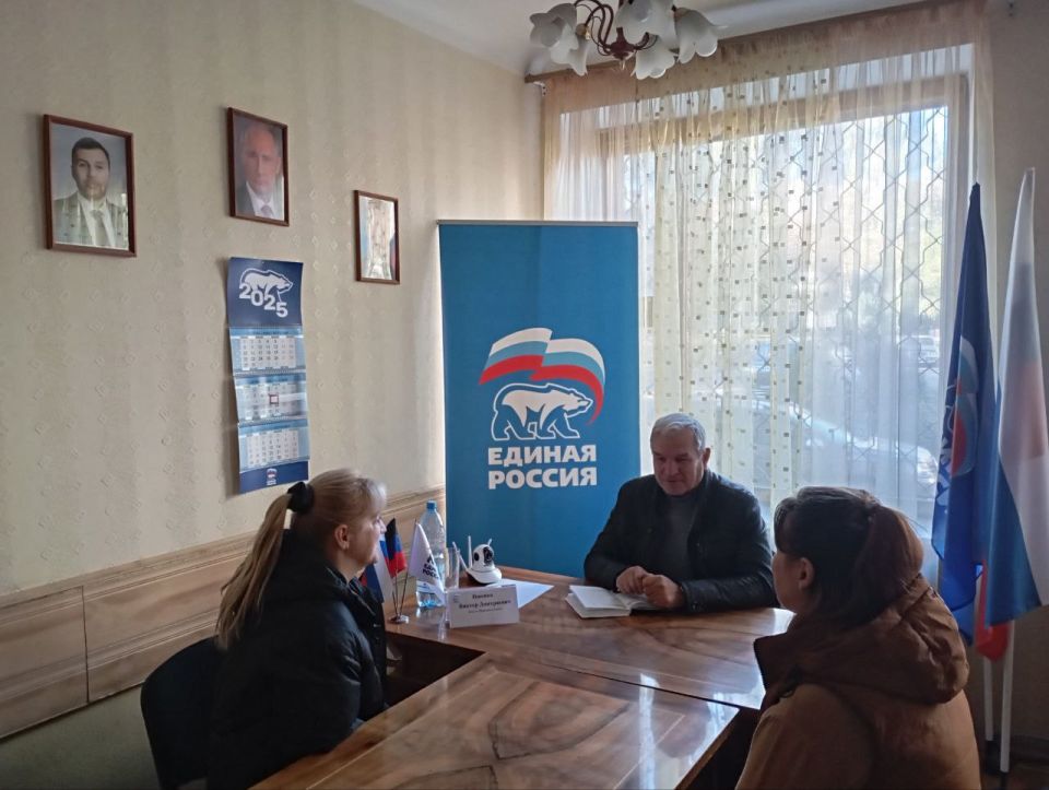 Валентин Левченко: Сегодня в общественной приемной партии "Единая Россия" Киевского района г.Донецка депутат Народного Совета Донецкой Народной Республики Виктор Ищенко провел очередной прием граждан Валентин Левченко: Сегодня в общественной приемной партии "Единая Россия" Киевского района г.Донецка депутат Народного Совета Донецкой Народной Республики Виктор Ищенко провел очередной прием граждан
