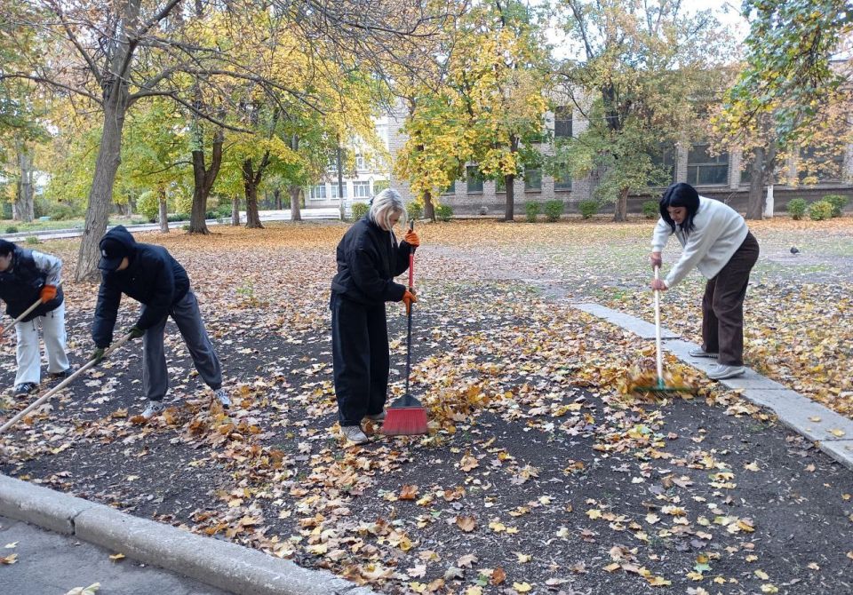 Сегодня, 16 октября 2025 года, в рамках проекта «Городская среда», реализуемого Единой Россией , работники предприятий Кировского района приняли участие в традиционной экологической акции «Чистый четверг» Сегодня, 16 октября 2025 года, в рамках проекта «Городская среда», реализуемого Единой Россией , работники предприятий Кировского района приняли участие в традиционной экологической акции «Чистый четверг»