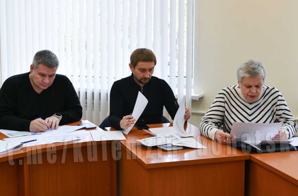 Алексей Кулемзин: С представителями структурных подразделений и ресурсоснабжающих предприятий обсудили прохождение отопительного сезона 2025-2026 г.г. и вопросы водоснабжения Алексей Кулемзин: С представителями структурных подразделений и ресурсоснабжающих предприятий обсудили прохождение отопительного сезона 2025-2026 г.г. и вопросы водоснабжения