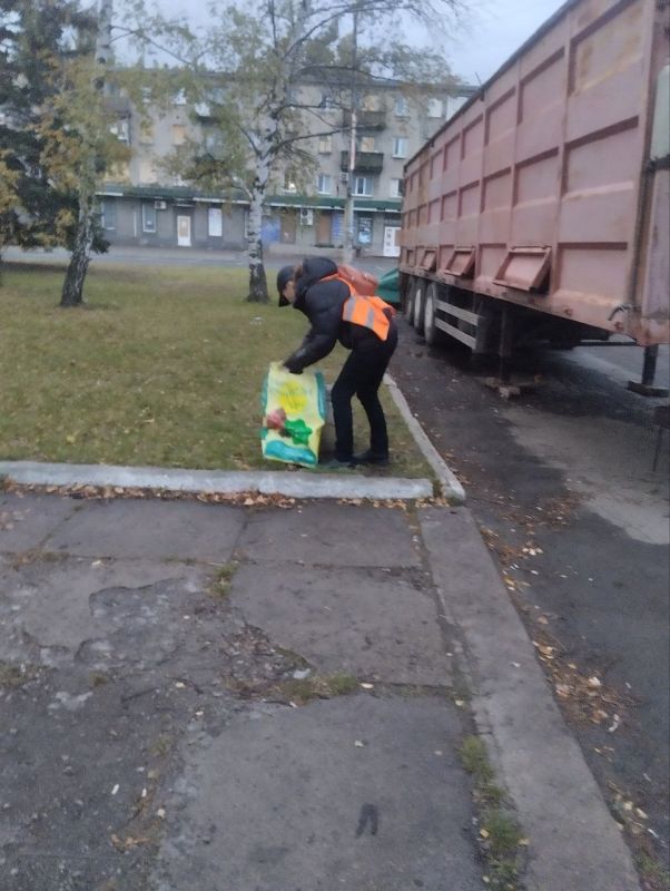С заботой об округе.. За 15.10.2025 года сотрудниками МУП АГЯ «ЖЭК» выполнены следующие виды работ: выполнены работы по уборке придомовой территории по адресам: С заботой об округе.. За 15.10.2025 года сотрудниками МУП АГЯ «ЖЭК» выполнены следующие виды работ: выполнены работы по уборке придомовой территории по адресам: