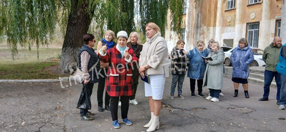 В Пролетарском районе состоялись встречи заместителя главы администрации г.о. Донецк с трудовыми коллективами Дворца культуры им. XX-летия Победы и библиотеки-филиала №11 Централизованной библиотечной системы для детей В Пролетарском районе состоялись встречи заместителя главы администрации г.о. Донецк с трудовыми коллективами Дворца культуры им. XX-летия Победы и библиотеки-филиала №11 Централизованной библиотечной системы для детей