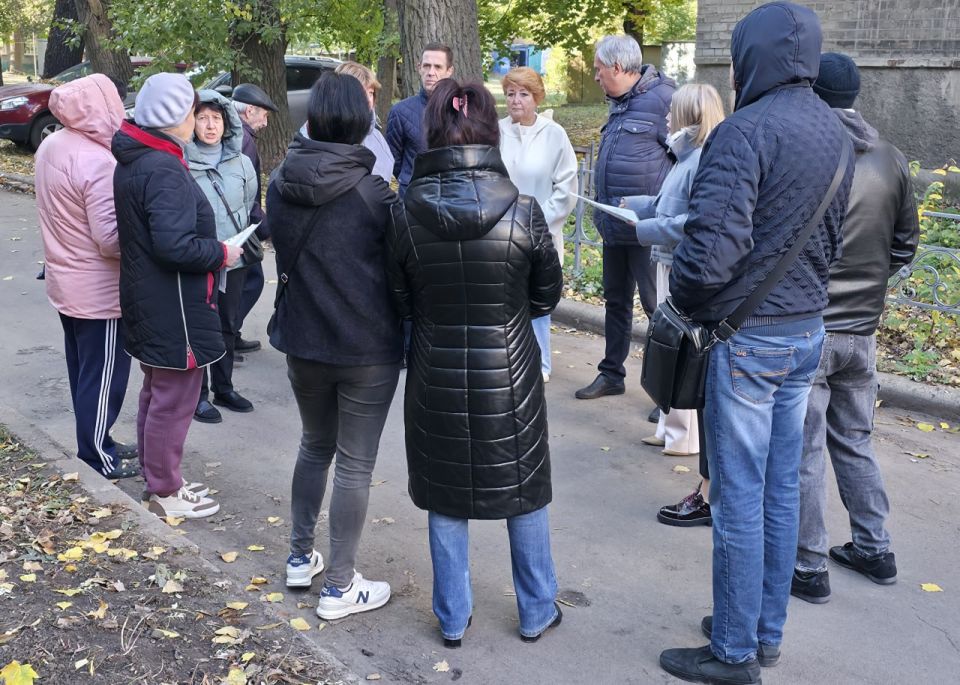 Иван Адамец: Первый заместитель руководителя управы Куйбышевского района Алина Волкова вместе с депутатами Донецкого городского совета Дмитрием Пефтеевым и Валерием Солодовниковым, провели встречу с жителями дома №16 по... Иван Адамец: Первый заместитель руководителя управы Куйбышевского района Алина Волкова вместе с депутатами Донецкого городского совета Дмитрием Пефтеевым и Валерием Солодовниковым, провели встречу с жителями дома №16 по...