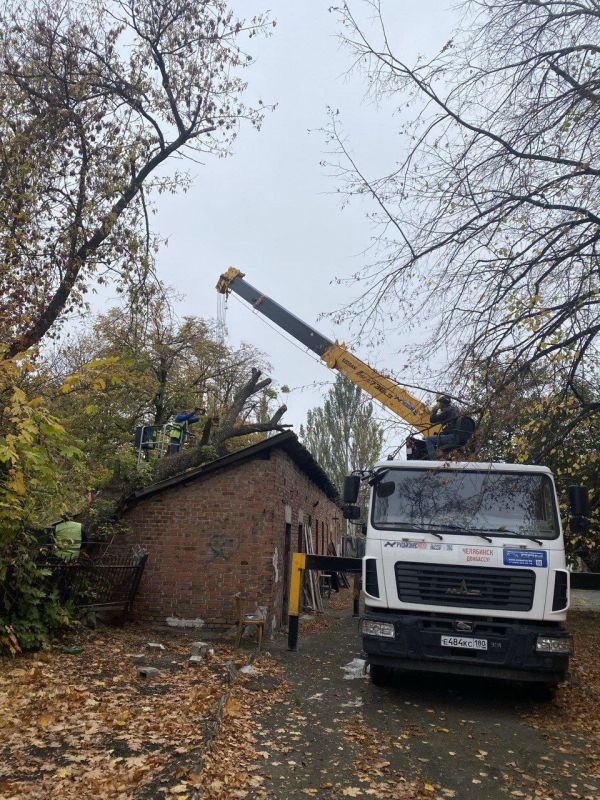 С заботой об округе.. На 15.10.2025 г. сотрудниками МУП "ЭКОС" выполнены следующие виды работ: Сбор опавшей листвы и дорожный смет по ул. Школьная Удаление самосеянных деревьев, погрузка веток и мусора на территории... С заботой об округе.. На 15.10.2025 г. сотрудниками МУП "ЭКОС" выполнены следующие виды работ: Сбор опавшей листвы и дорожный смет по ул. Школьная Удаление самосеянных деревьев, погрузка веток и мусора на территории...