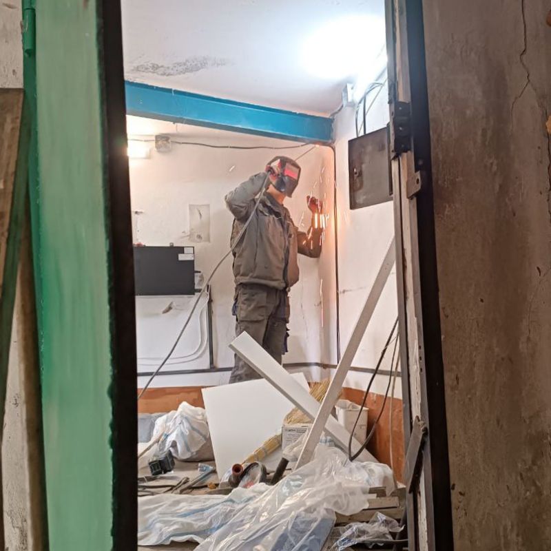 В Кировском продолжается замена лифтов