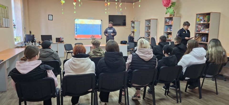 16.10.2025 г. в молодёжном отделе МБУ "МИРОНОВСКИЙ ПОСЕЛКОВЫЙ ДК" инспектор по делам несовершеннолетних ОМВД России "Дебальцевский" старший лейтенант полиции Яковленко Екатерина Сергеевна при содействии Движения Первых г.о.... 16.10.2025 г. в молодёжном отделе МБУ "МИРОНОВСКИЙ ПОСЕЛКОВЫЙ ДК" инспектор по делам несовершеннолетних ОМВД России "Дебальцевский" старший лейтенант полиции Яковленко Екатерина Сергеевна при содействии Движения Первых г.о....
