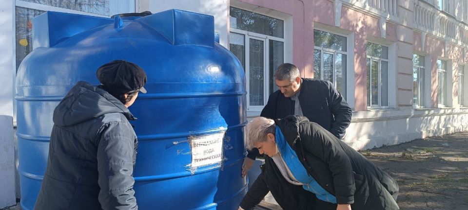 Роман Конев: 16 октября 2025 года депутаты Горловского городского совета от фракции «Единая Россия» – София Потапова, Павел Калфакчиян, Инает Розводова – посетили места подвоза воды Роман Конев: 16 октября 2025 года депутаты Горловского городского совета от фракции «Единая Россия» – София Потапова, Павел Калфакчиян, Инает Розводова – посетили места подвоза воды