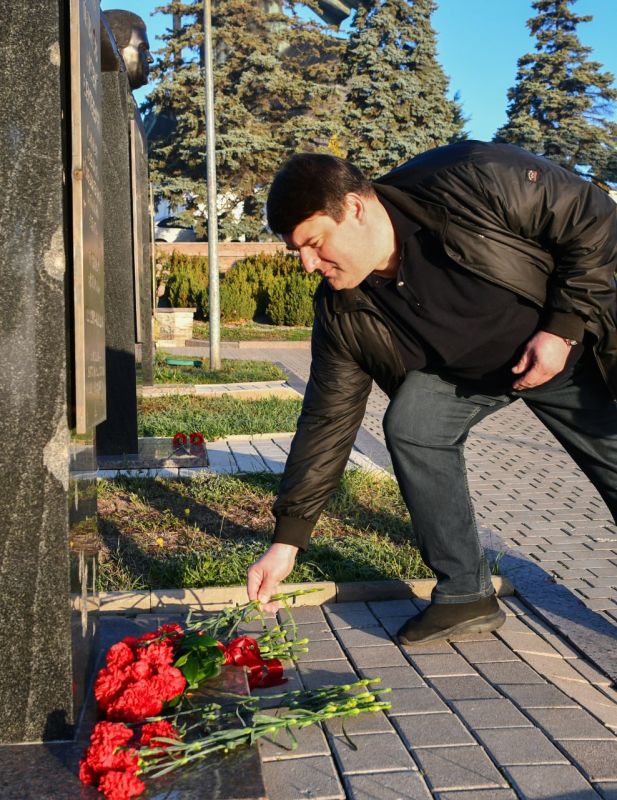 02.02.1983-16.10.2016. Арсен «Моторола» Павлов – настоящий воин, защитник своей земли, человек, который не предал свои идеалы 02.02.1983-16.10.2016. Арсен «Моторола» Павлов – настоящий воин, защитник своей земли, человек, который не предал свои идеалы