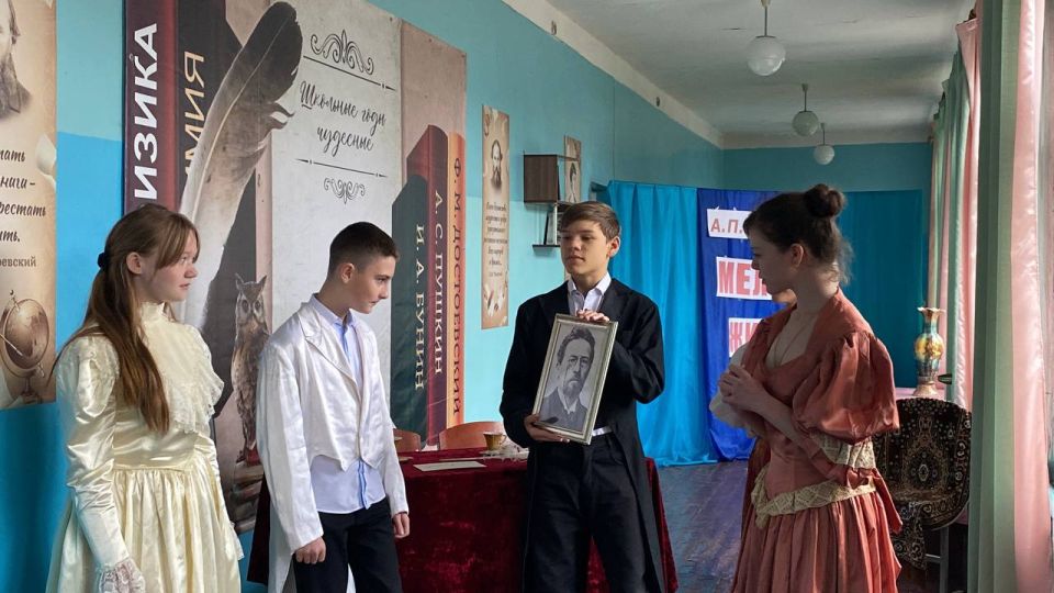 Олег Трофимов: Школьные театры Донбасса дарят творческий подарок ко Дню отца Олег Трофимов: Школьные театры Донбасса дарят творческий подарок ко Дню отца
